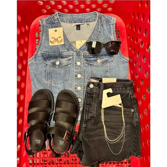 Women's V-Neck Denim Vest - Universal
Thread™ Medium Wash new - Picture 7 of 9